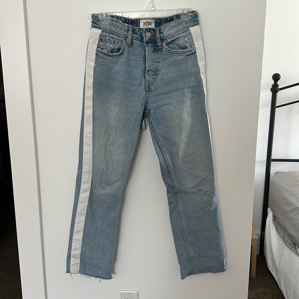 Light wash straight jeans w/ white ribbon detail.